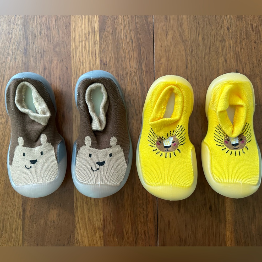 2 Pair Toddler Sock Shoes - 2 Tiny Feet - Brown Bear & Yellow Lion, US 7.5-8 NIB